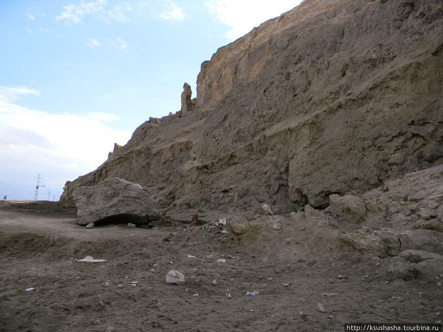 Ну, и наконец самый известный — соляной столб, в который обратилась жена библейского Лота. Мертвое море, Израиль