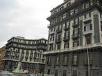 Памятник итальянскому королю удачно вписан между симметричными зданиями