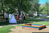 Свадьбы модно отмечать на детских площадках.