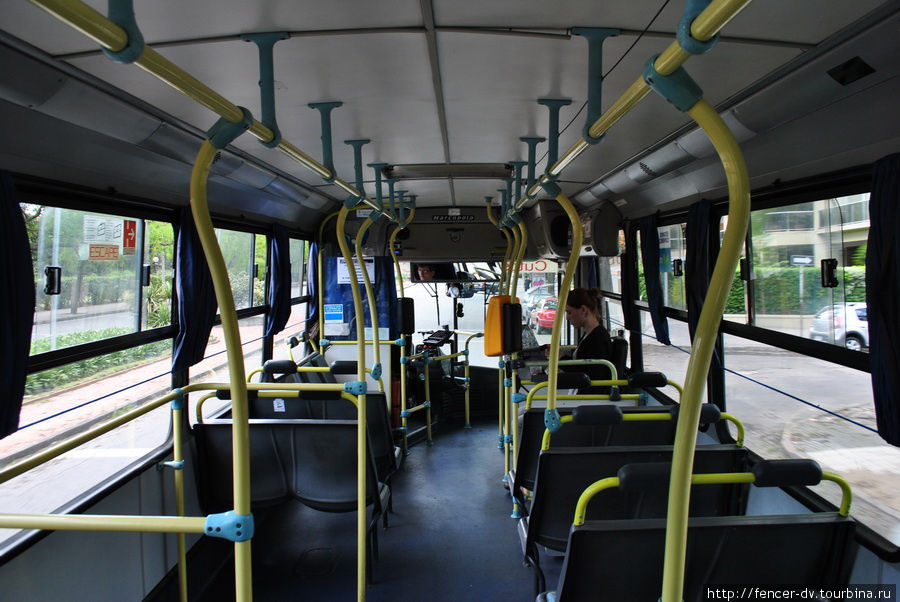 В автобусах редко бывает много людей Монтевидео, Уругвай