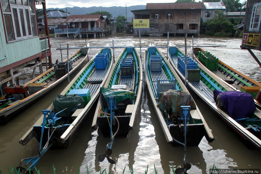 Лодки для туристов Ньяунг-Шве, Мьянма