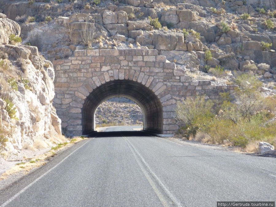 Небольшой туннель на дороге к каньону. Биг-Бенд Национальный Парк, CША