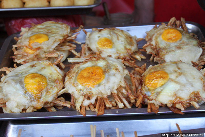 испугались? всё очень просто- картофель фри под яйцом, пожарено Пекин, Китай