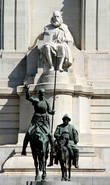 Памятник Сервантесу, открыт к 300-летию со дня смерти писателя в 1915 г. скульпторами Теодоро Анасагасти и Маттео Инуррия