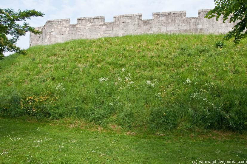 Крепостные стены Йорка сохранились весьма хорошо. В ряде мест на них можно совершенно бесплатно подняться и совершить легкий променад. Йорк, Великобритания