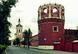 Надвратная колокольня  и угловая башня Донского монастыря у западной стены.
