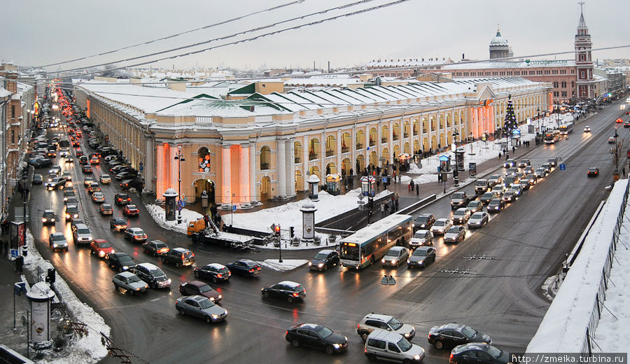 По центру — Гостиный двор и перекресток Невского с Садовой