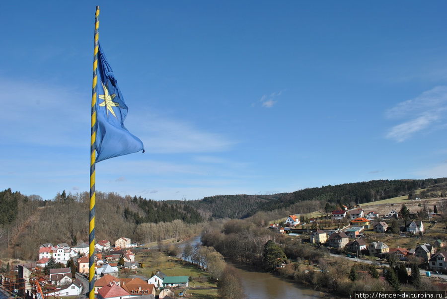 Знамя замка на фоне городка Чешски-Штернберк, Чехия