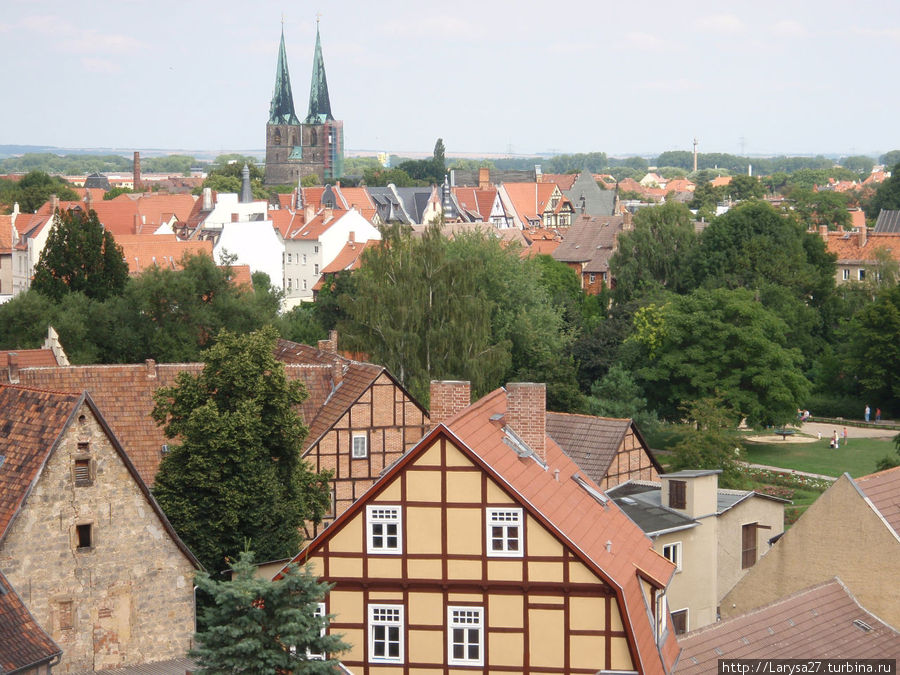 Вид на город со Шлосберга Кведлинбург, Германия