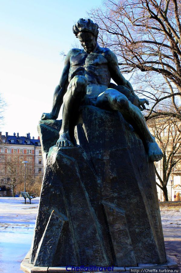 Что должен означать этот памятник в районе Тегнерлунден не поняли, но для нас обойти его — было явным преодолением, так как, не смотря на яркое и теплое солнце, ледяная корка на площади была твердой и очень скользкой. Стокгольм, Швеция