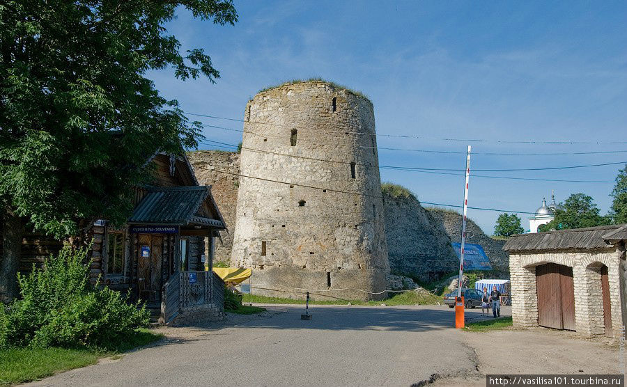 Башня Рябиновка и туристическая инфраструктура, которой не было раньше Изборск, Россия