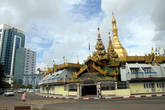 Пагода Суле в самом центре Янгона