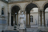 Статуя перед Сорбонной