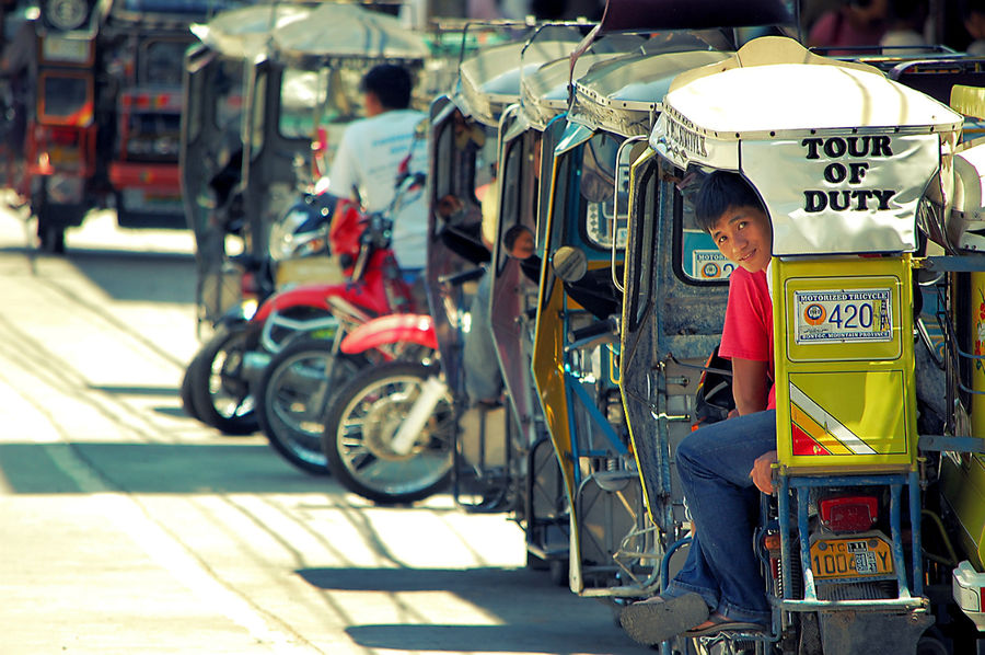 Бесконечный день на автобусной остановке. Филиппины. Филиппины