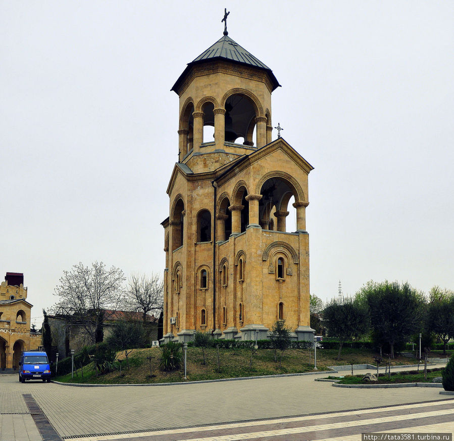 Колокольня находится в отдалении от собора. Тбилиси, Грузия