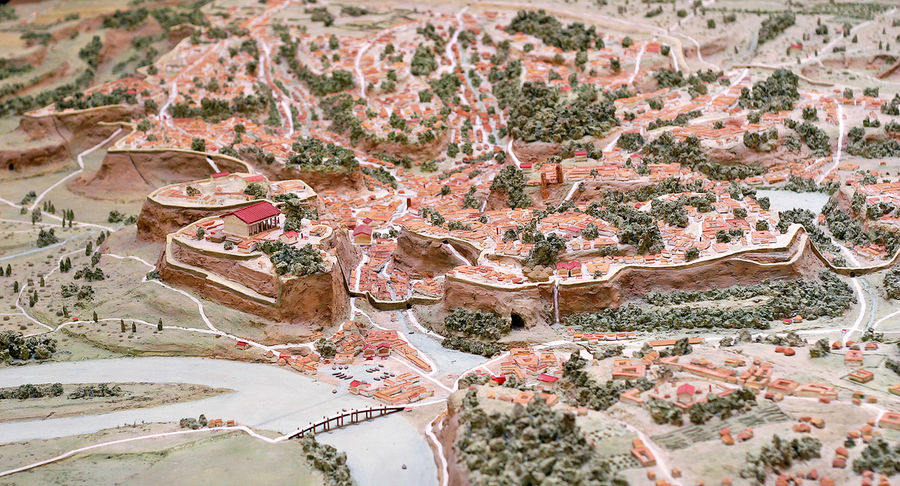 Музей построен таким образом, что в нем нет искусственного освещения, хватает солнечного. Поэтому он работает чуть дольше, чем до обеда. Музей построен таким образом, что в нем нет искусственного освещения, хватает солнечного. Поэтому он работает чуть дольше, чем до обеда.