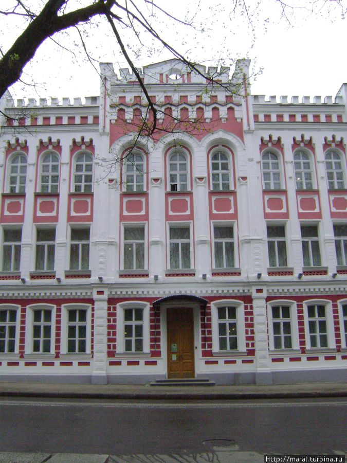 Губернский город. Здание бывшего Александровского реального училища (1877) с 2011 года занимает Художественная галерея Смоленск, Россия