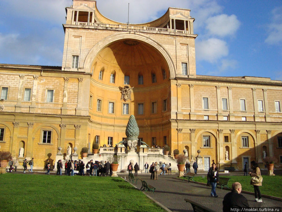 Двор пинии (сосновой шишки). Ватиканская библиотека. Ватикан (столица), Ватикан
