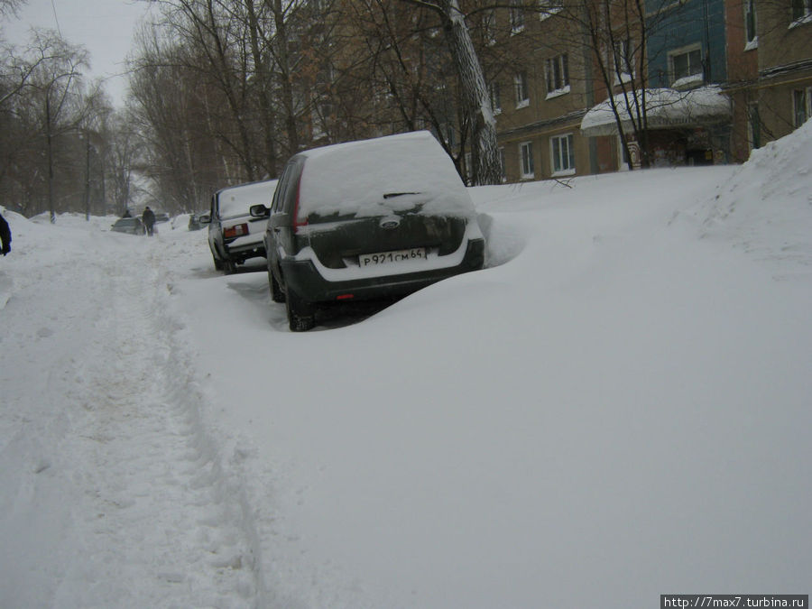 Это проезжая часть улицы Саратов, Россия