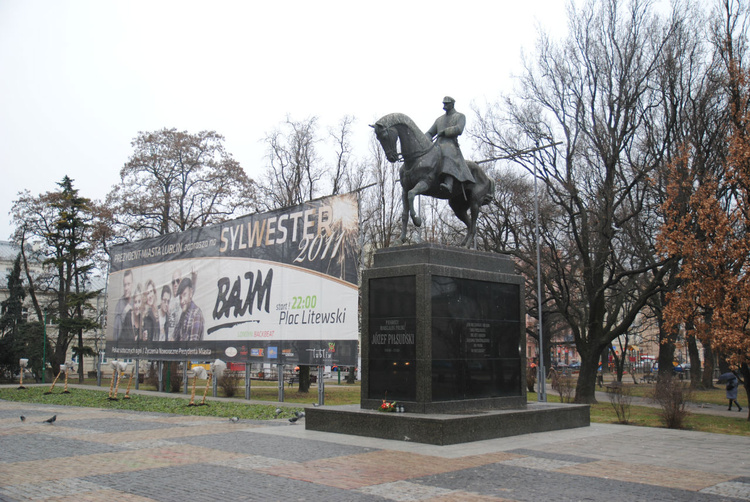 Памятник Йозефу Пилсутско