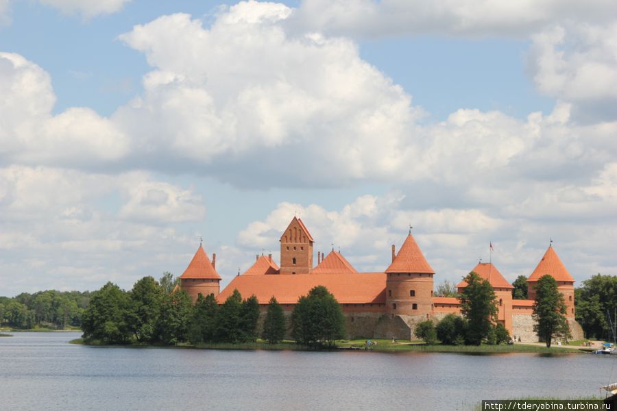 Вот таким гостеприимным для всех оказался Тракайский замок Тракай, Литва