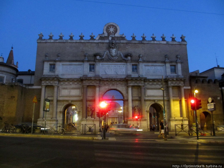 При входе на Piazza del Popolo Рим, Италия