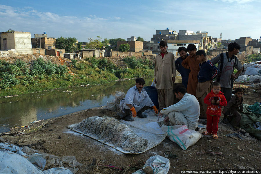 Здесь так же грязно, как и в Кабуле. Местные жители сбрасывают все свои отходы реку. Равалпинди, Пакистан