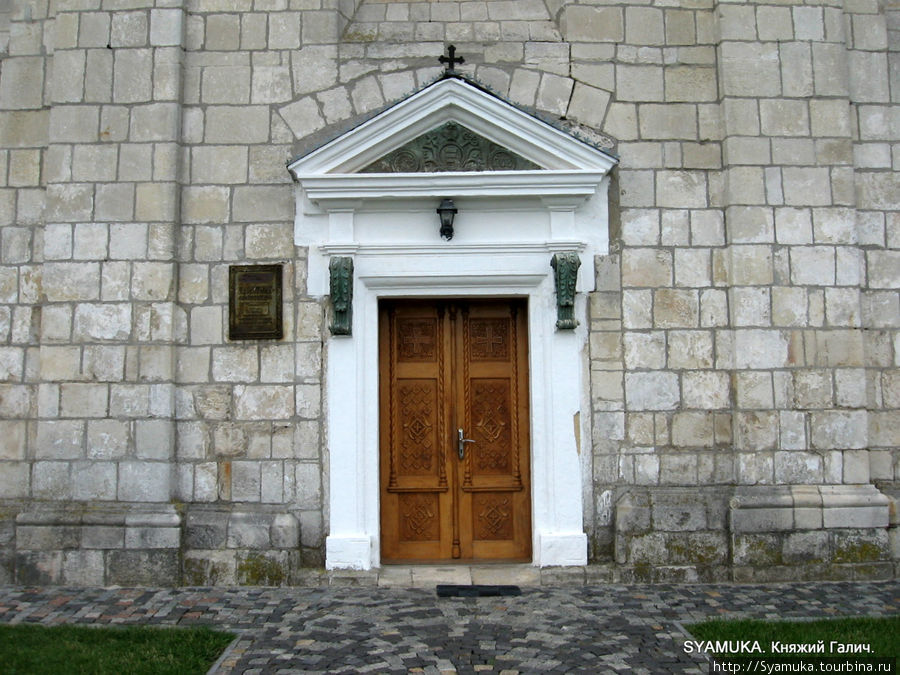 Вход в Успенскую церковь. Крылос, Украина