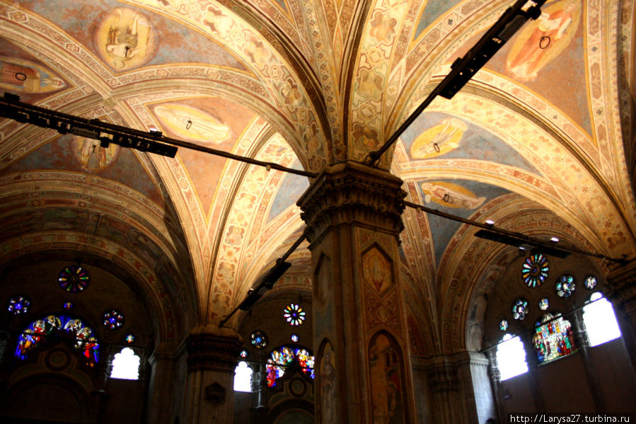 На сводах церкви видны кольца, к которым для взвешивания подвешивались тюки с зерном Флоренция, Италия