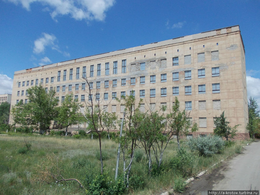 на главном проспекте встречаются и выселенные здания Аркалык, Казахстан
