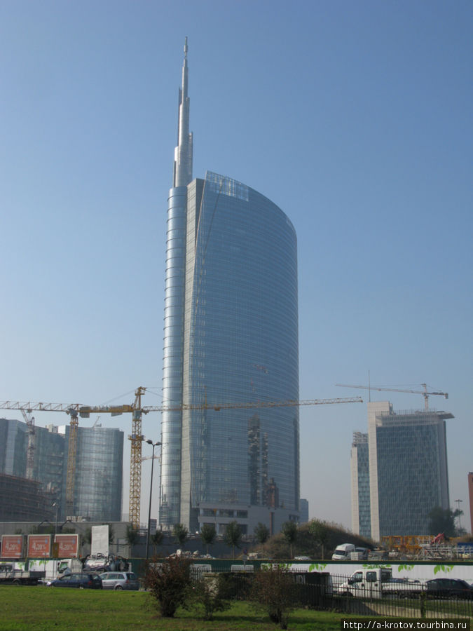 Наверное, самое высокое здание Милан, Италия