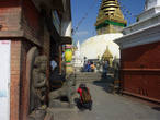 Катманду. Храмовый комплекс Сваямбунатх. Ступа Сваямбунатх и святилища на территории храмового комплекса.
