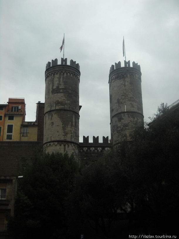 Вид на ворота с площади Генуя, Италия
