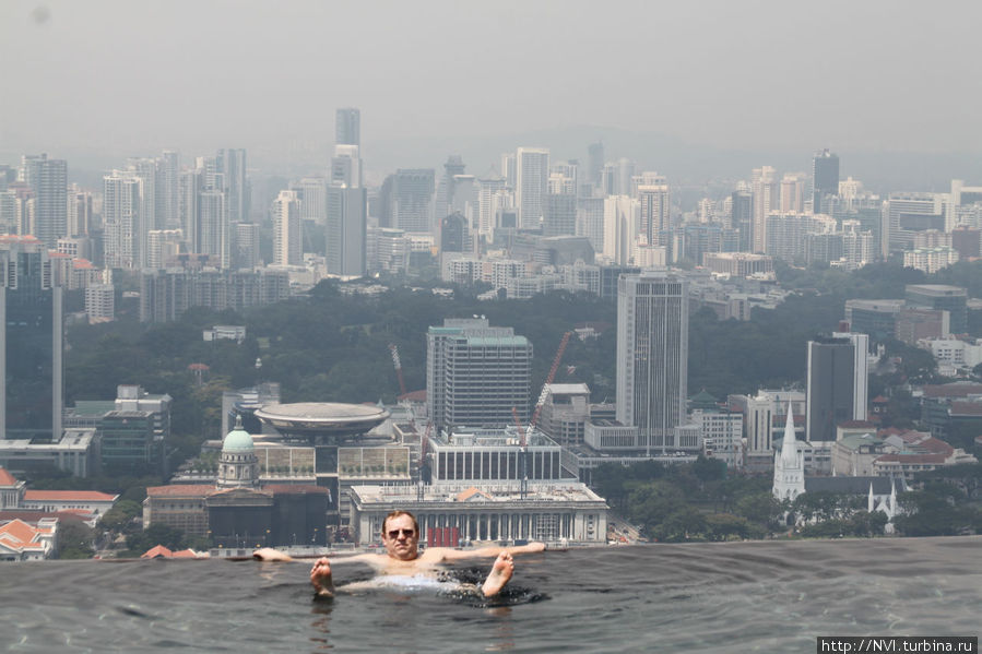 Что может быть лучше отдыха плавать в бассейне и при этом наслаждаться видами красивого города с высоты птичьего полета? Сингапур (город-государство)