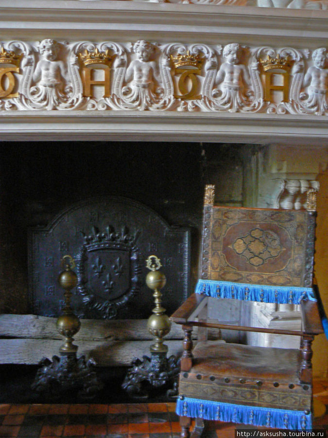 Камин украшен инициалами Генриха II и Екатерины Медичи : буквами Н и С.