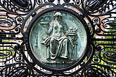 Медальон на воротах Дворца мира