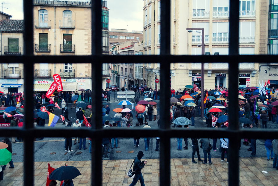 Испанцы не забывают о своих правах. И в провинции под дождем мы попали на многолюдный политический митинг. Гвадалахара, Испания
