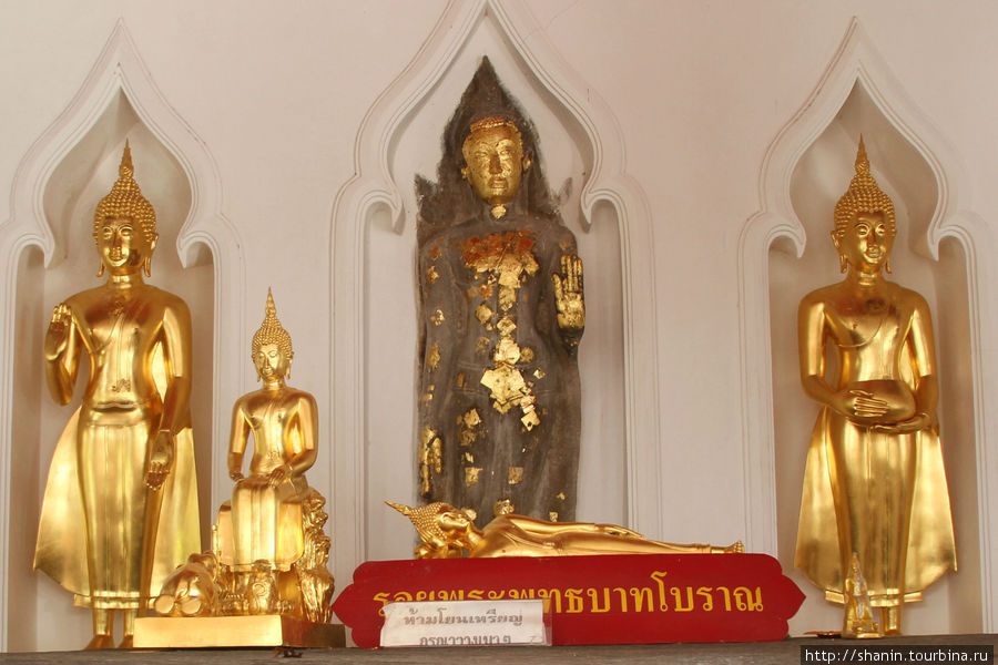 Золото и камень - статуи в монастыре Бовоннивет Бангкок, Таиланд