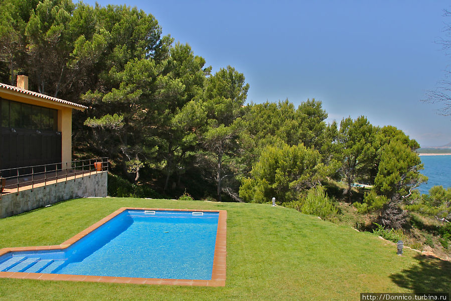 вот еще новый дом и тоже без забора, так что в этом бассейне можно запросто искупаться... Са-Риера, Испания