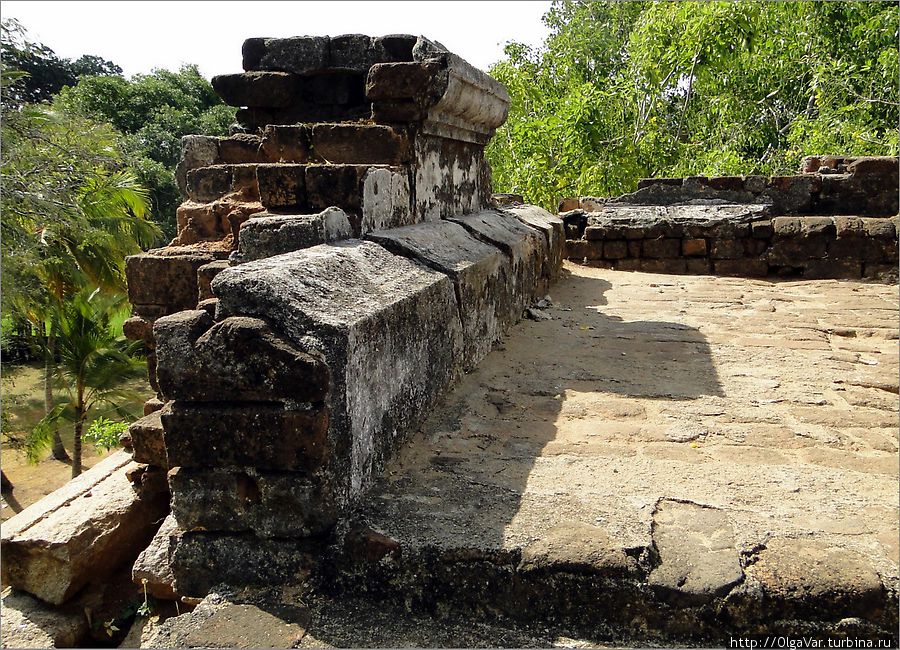 Это тоже явная древность под открытым небом Анурадхапура, Шри-Ланка