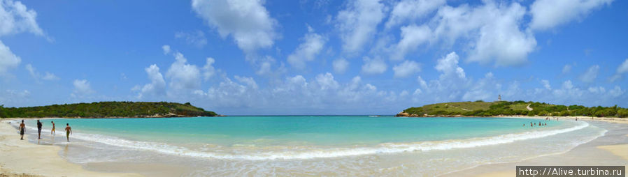 Вид залива Кабо Рохо с центральной точки пляжа. Вода нежно-бирюзовая, песочек мелкий и тёплый — что ещё нужно для счастья?.. Только окунуться ещё разочек..., а потом ещё раз... Пуэрто-Рико