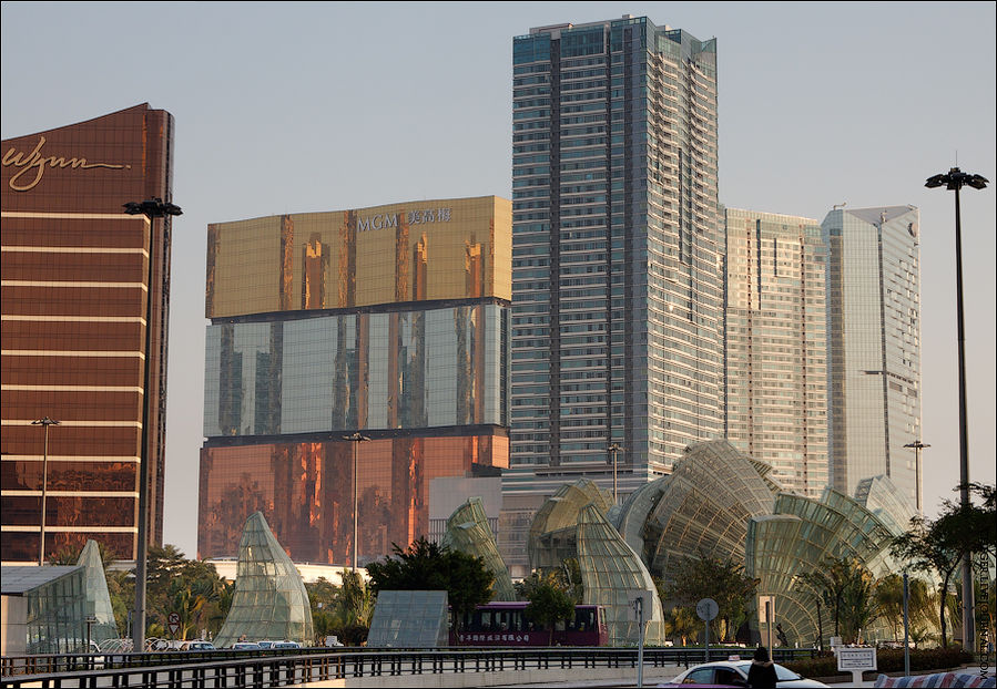 Ну и немного фотографий современных зданий. Отель MGM Macau Макао