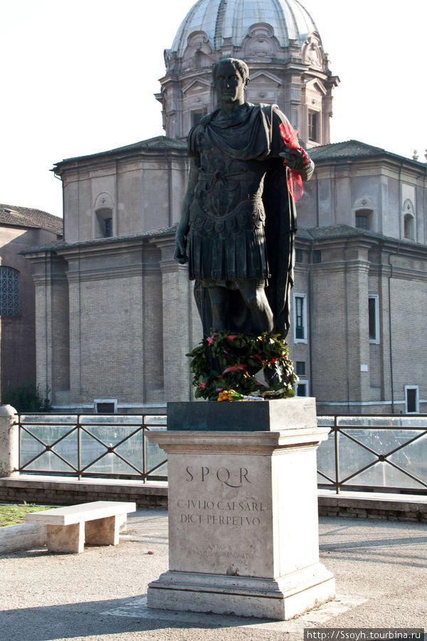Памятник Цезарю. В марте у него всегда много цветов. Рим, Италия