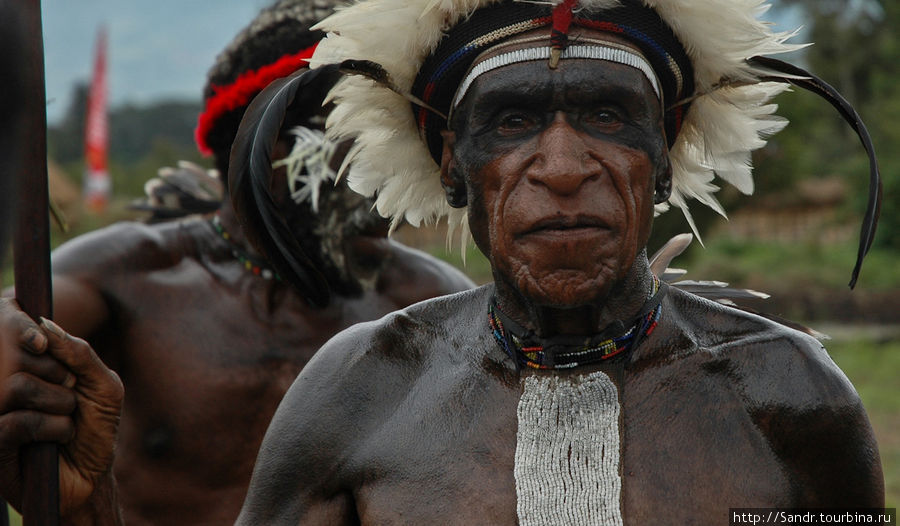 Но где еще в Папуа можно увидеть такого колоритного аборигена? А на фестивале выступали целых 39 групп! Такой массовости я не ожидал. Вамена, Индонезия