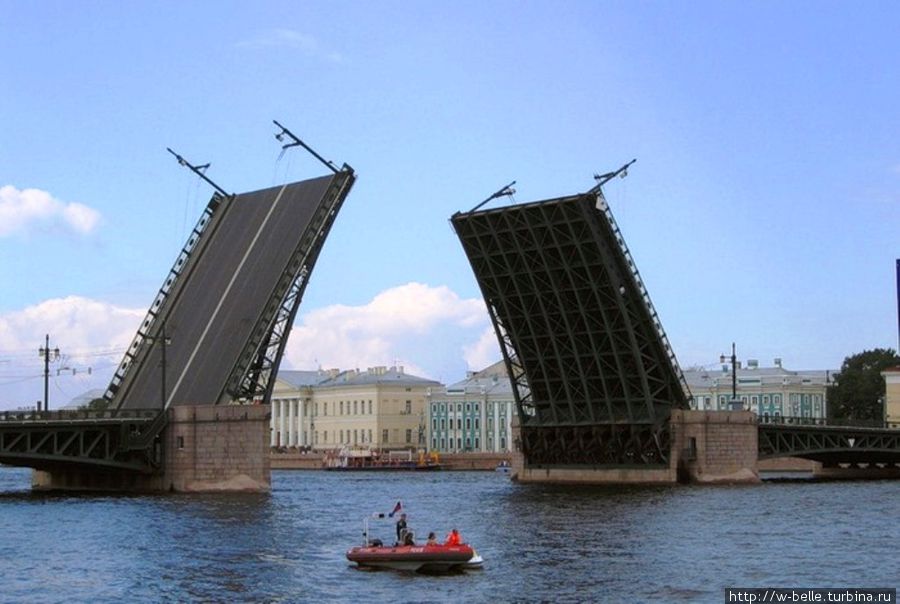 Разводка Дворцового моста.