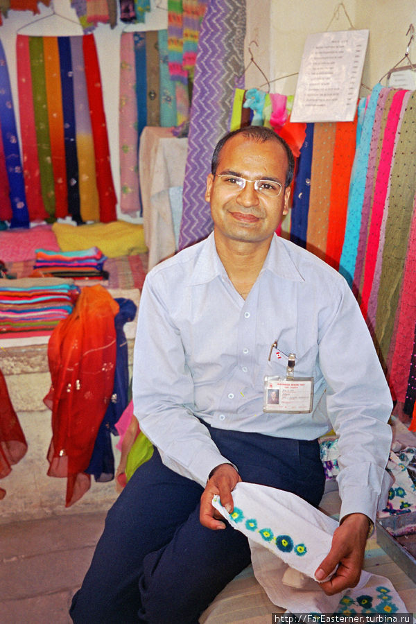Этого парня зовут Ишвар, он сидит в своей лавке около храма Нагнечар в форте, продает самодельно сделанные шелковые платки и шарфики бандани. Он мне объяснил как их делают. Джодхпур, Индия
