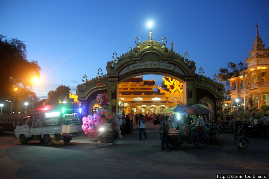 У входа в пагоду Шве Сиен Кхон Монива, Мьянма