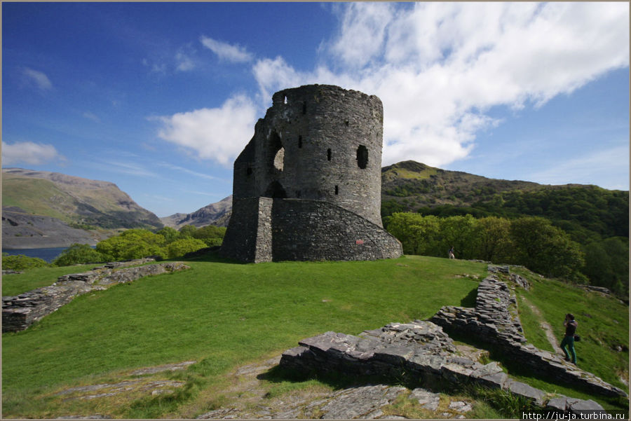 Главным строением замка являлась большая круглая башня внутри, которой находились различные помещения. Лланберис, Великобритания