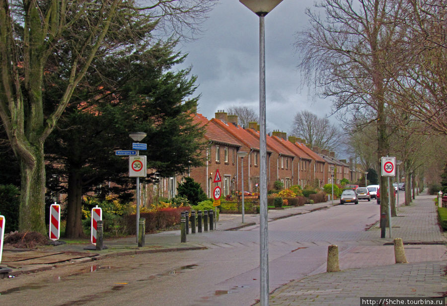 Если заглянуть за собор от главной улицы Molenvaart, увидим типичный окраинный район любого голландского города Анна-Павловна, Нидерланды
