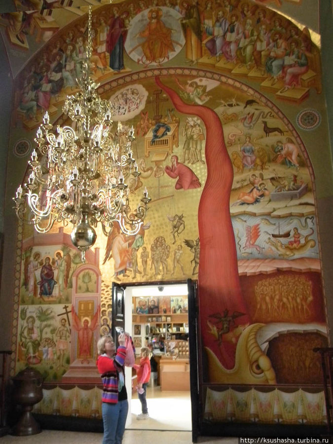 Внутри церкви очень красиво — она вся расписана яркими фресками, а купол украшен иконами апостолов Капернаум, Израиль
